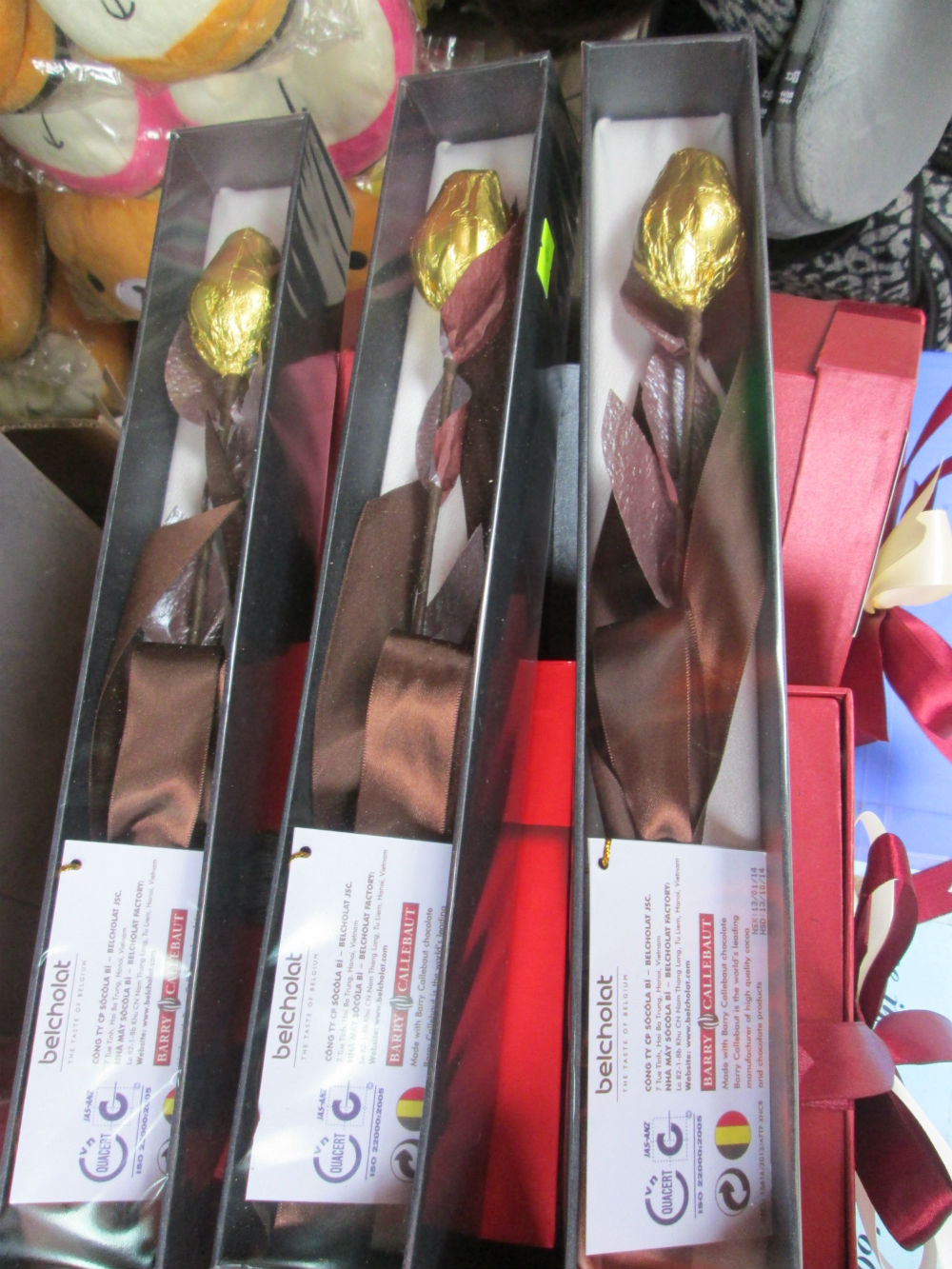 Chocola sản xuất tại Việt Nam hình bông hồng vàng, sản phẩm duy nhất của Link Đăng Nhập Nhà cái 13Win16.Com tại Việt Nam mà PV bắt gặp được. Sản phẩm này có địa chỉ sản xuất, thành phần và cam kết chất lượng rõ ràng. Đây là sản phẩm tin cậy mà người bán quảng bá nhiều cho người mua