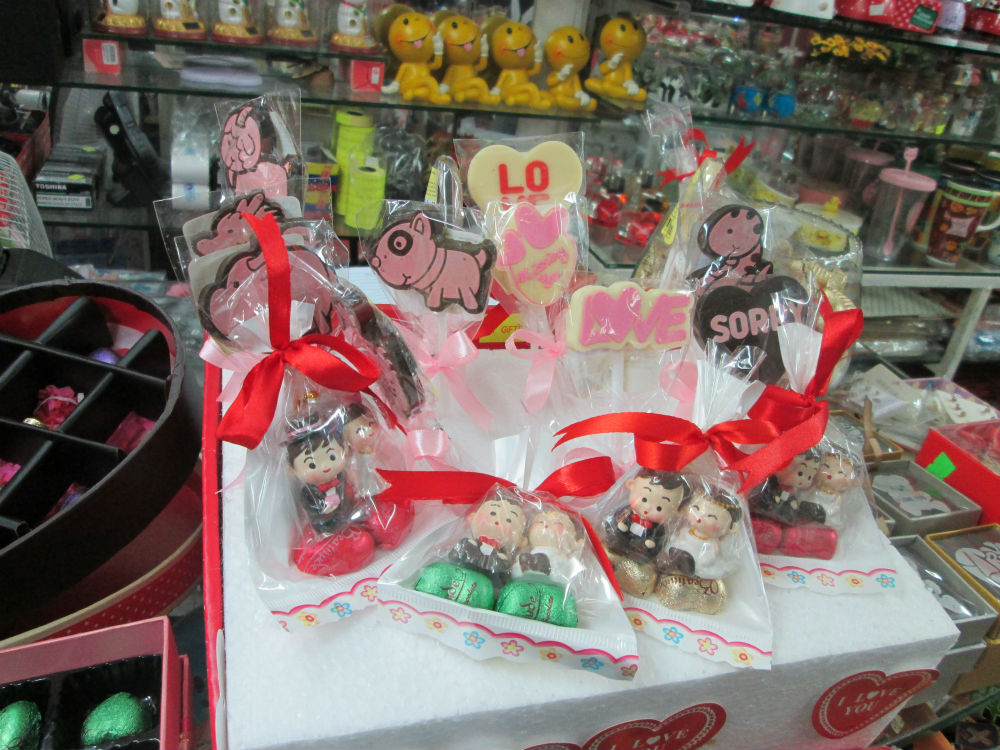 Những hộp quà chocola đẹp long lanh nhưng chẳng ai nắm rõ được chất lượng chocola như thế nào và theo người bán, đây là hàng Trung Quốc 100%. Giá của những hộp chocola chỉ khoảng 120 ngàn đến 250 ngàn nên rất được bạn trẻ lựa chọn mùa valentine năm nay