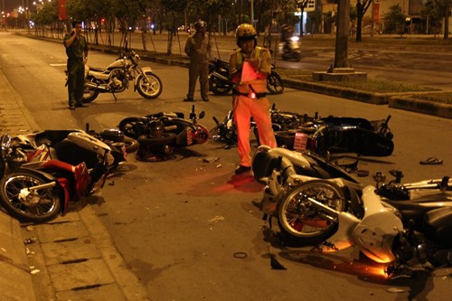 &lsquo;Qu&aacute;i xế&rsquo; nằm ngổn ngang tr&ecirc;n đường th&aacute;o chạy CSGT