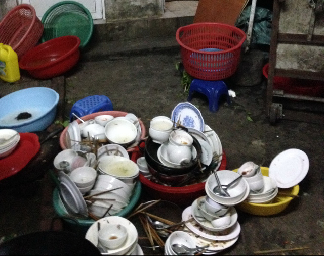 B&aacute;t ch&eacute;n sau khi ăn được chất đống ngay cạnh nh&agrave; vệ sinh