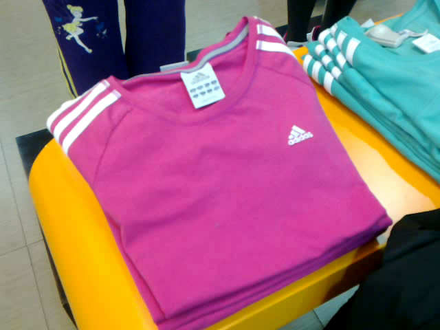 Quần &aacute;o thể thao hiệu Adidas, Nike cũng chứa chất độc hại