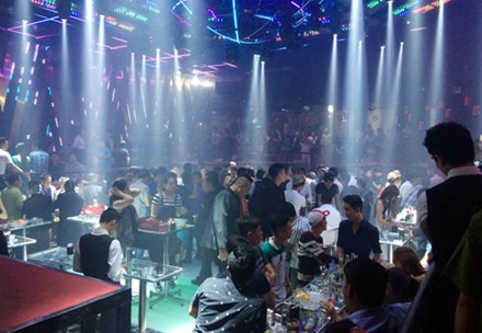 Gần 300 kh&aacute;ch nhốn nh&aacute;o khi cảnh s&aacute;t ập v&agrave;o kiểm tra qu&aacute;n bar