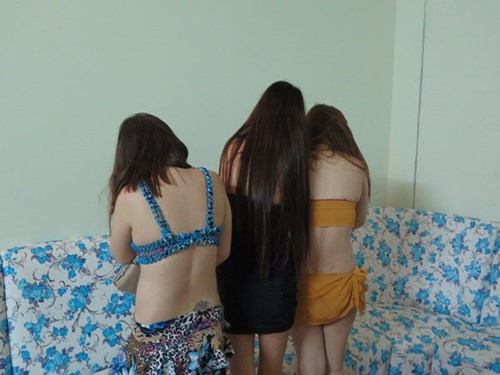 C&aacute;c nữ tiếp vi&ecirc;n mặc bikini tiếp kh&aacute;ch tại nh&agrave; h&agrave;ng Tr&uacute;c Tr&uacute;c Xinh 