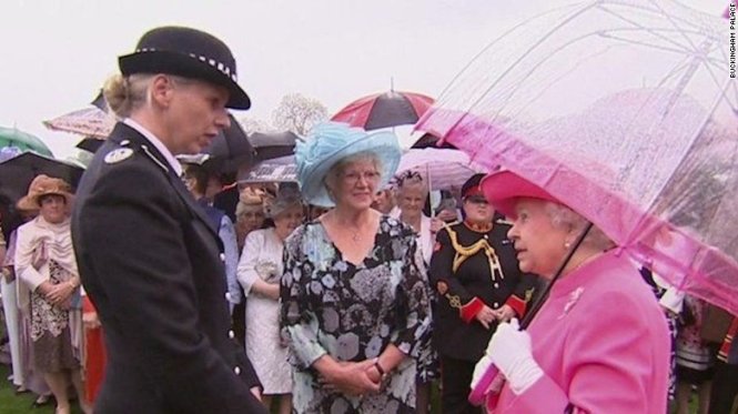 Nữ ho&agrave;ng Anh Elizabeth II (phải) n&oacute;i chuyện với b&agrave; Lucy D'Orsi