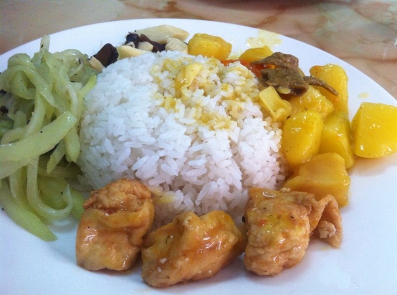 Qu&aacute;n cơm cho người ngh&egrave;o chứa đựng tấm l&ograve;ng của anh Dương Khánh Đạt 