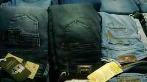Quần jean l&agrave; sản phẩm được ưa chuộng, &iacute;t lỗi mốt