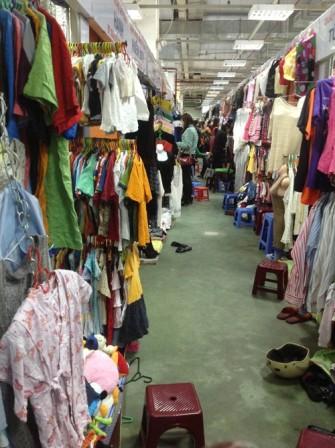 Nhiều chị em lựa chọn h&agrave;ng th&ugrave;ng v&igrave; mẫu m&atilde; độc đ&aacute;o, kh&aacute;c biệt so với những  chiếc &aacute;o thời trang được b&agrave;y b&aacute;n tại c&aacute;c shop thời trang Trung Quốc.