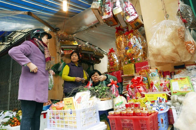 Vàng mã, trầu cau cho lễ cúng ông Công ông Táo được bày bán ở khắp các khu chợ Vàng mã, trầu cau cho lễ cúng ông Công ông Táo được bày bán ở khắp các khu chợ
