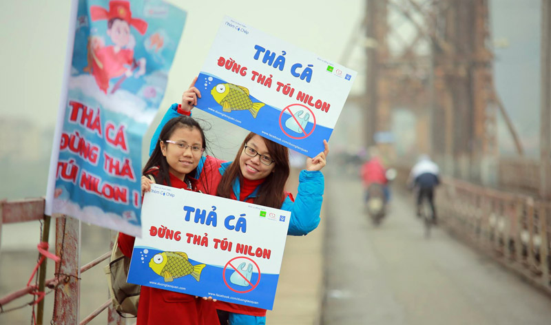 Người dân chủ yếu đựng cá chép vào túi nilon rồi mang ra sông, hồ thả. Vì vậy, có rất nhiều tình nguyện viên đứng hỗ trợ người dân thả cá và tuyên truyền mọi người không xả rác bừa bãi Người dân chủ yếu đựng cá chép vào túi nilon rồi mang ra sông, hồ thả. Vì vậy, có rất nhiều tình nguyện viên đứng hỗ trợ người dân thả cá và tuyên truyền mọi người không xả rác bừa bãi
