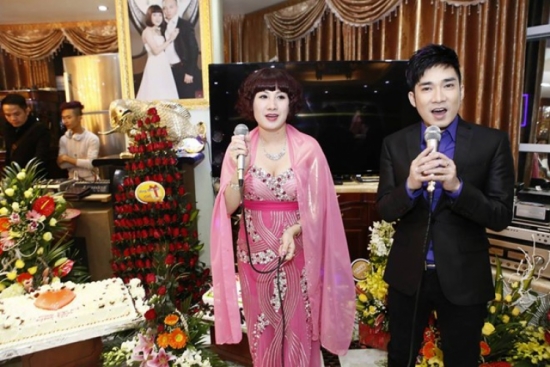 Quang H&agrave; h&aacute;t c&ugrave;ng vợ đại gia Th&aacute;i B&igrave;nh