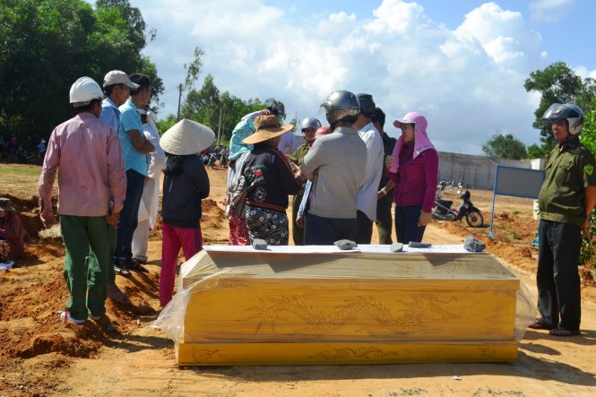 Người d&acirc;n mang quan t&agrave;i đặt giữa đường để phản đối 