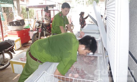 Đoang thanh kiểm tra đang thu mẫu về giám định