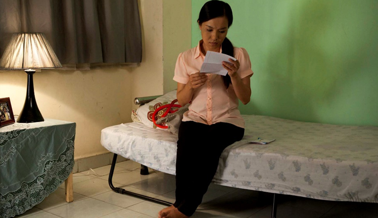 Nội dung quảng c&aacute;o Tết năm nay của Coca cola n&oacute;i về c&ocirc; c&ocirc;ng nh&acirc;n phải xa qu&ecirc; kh&ocirc;ng về ăn tết v&agrave; t&igrave;nh cảm của người cha d&agrave;nh cho con g&aacute;i m&igrave;nh