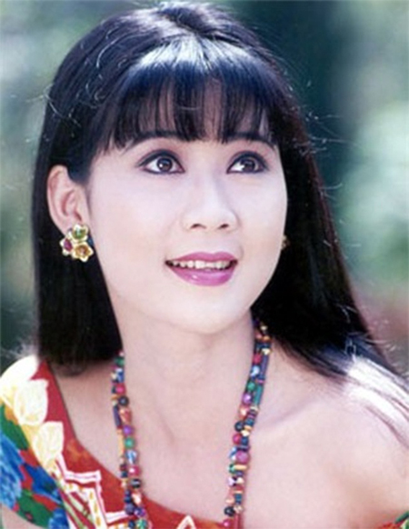 Diễm Hương sinh năm 1970, là nữ diễn viên được yêu thích vào cuối những năm 1980 và đầu thập niên 1990. Cô được coi là một trong những gương mặt đẹp hiếm thấy của điện ảnh Việt Nam thời kỳ đó. Diễn viên Phạm Công - Cúc Hoa thường đóng cặp cùng các tài tử Lý Hùng, Lê Tuấn Anh, Lê Công Tuấn Anh...