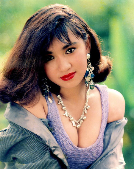 Y Phụng là biểu tượng sexy một thời của điện ảnh Việt. Vào những năm 1990, khi mà các diễn viên đều giữ vẻ ngoài kín đáo, đoan trang thì Y Phụng thường xuyên xuất hiện với chiếc áo khoét ngực sâu, khoe vòng một.