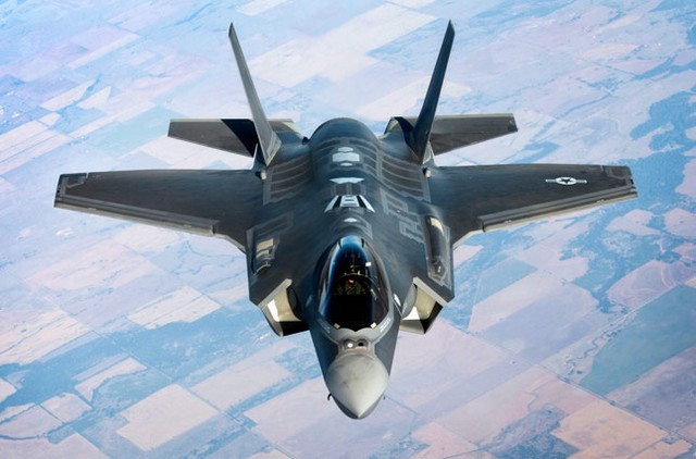 Sau khi biên chế F-22 Raptor, Không quân Mỹ tiếp tục thử nghiệm phản lực chiến đấu F-35 Lightning II dựa vào thành tựu công nghệ của F-22. Tuy nhiên, F-35 có khả năng hoạt động linh hoạt và giá thành rẻ hơn nhiều so với F-22. Phiên bản F-35C cho phép nó chuyên trách trên tàu sân bay. Mỹ sẽ xuất khẩu loại máy bay này cho các nước đồng minh.