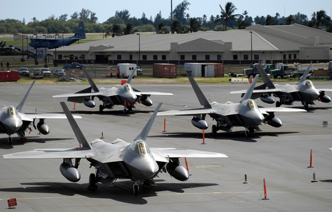 Sự xuất hiện của F-22 Raptor tại Syria là bất ngờ lớn đối với cộng đồng đam mê máy bay chiến đấu. Thậm chí, nhiều phi công lái F-22 cũng hoàn toàn không biết loại phi cơ mình điều khiển sẽ được Lầu Năm Góc đưa ra chiến trường. Hiện tại, phía Mỹ không cung cấp thêm chi tiết về nhiệm vụ của cỗ máy chiến tranh trị giá gần 400 triệu USD cũng như căn cứ mà nó xuất phát.