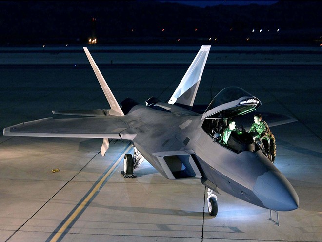 Các chuyên gia quân sự dự đoán, F-22 Raptor tới Syria từ căn cứ không quân Al Dhafra, Các tiểu vương quốc Ả Rập Thống nhất. Đây là nơi đóng quân của Không đoàn số 1, Mỹ. F-22 có khả năng hỗ trợ chiến đấu và bảo vệ cho máy bay ném bom và tiêm kích của Mỹ cùng các đồng minh. Ngoài ra, nó có thể tấn công thẳng vào trung tâm chỉ huy và kiểm soát của đối phương.