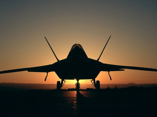 Tuy nhiên, F-22 không phải mẫu máy bay thực sự hoàn hảo như người ta vẫn tung hô. Chúng rơi liên tục trước và sau khi góp mặt trong biên chế Không quân Mỹ. Một mẫu F-22 thử nghiệm rơi năm 1992 trước khi chiếc F-22 thật đầu tiên rơi năm 2004. Lầu Năm góc mất tiếp 3 chiếc F-22 trong năm 2009, 2010 và 2012 nhưng chỉ xác định được nguyên nhân của một trong 3 vụ tai nạn.