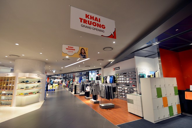 Lotte là một trong những trung tâm 13Win19 tải ứng dụng lớn ở thủ đô sớm chịu cảnh ế ẩm khi không lâu sau ngày khai trương. Sự hiếu kỳ, chen chúc của người dân trong những ngày đầu khai trương đã nhường chỗ cho sự đìu hiu, vắng vẻ của các gian hàng. Tại tầng 1, 2, 3 4, các gian hàng mở từ sáng đến tối nhưng gần như không có người tham quan, mua sắm.