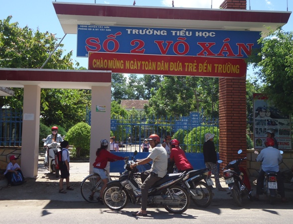 Gi&aacute;m hiệu, mua đồng phục, tiểu học v&otilde; x&aacute;n, kiểm điểm hiệu trưởng