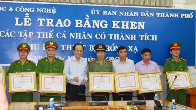 Bộ KHCN khen thưởng tập thể, c&aacute; nh&acirc;n trong việc thu hồi thiết bị ph&oacute;ng xạ