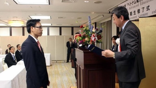 Trao chứng chỉ kh&oacute;a học đầu ti&ecirc;n về điện hạt nh&acirc;n