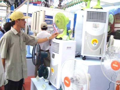 Quạt phun sương đắt kh&aacute;ch