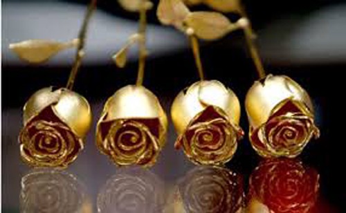 Bằng b&agrave;n tay kh&eacute;o l&eacute;o, tinh tế của những nghệ nh&acirc;n Ấn Độ, những b&ocirc;ng hoa được phủ lớp v&agrave;ng nguy&ecirc;n chất 24k