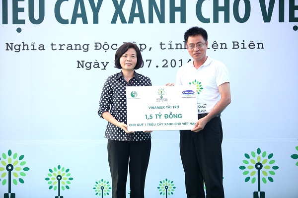 B&agrave; B&ugrave;i Thị Hương, Gi&aacute;m Đốc Đối Ngoại Vinamilk trao tặng bảng t&agrave;i trợ c&acirc;y xanh tượng trưng cho &ocirc;ng Trần Phong, đại diện Tổng cục m&ocirc;i trường &ndash; Bộ T&agrave;i Nguy&ecirc;n & M&ocirc;i Trường.