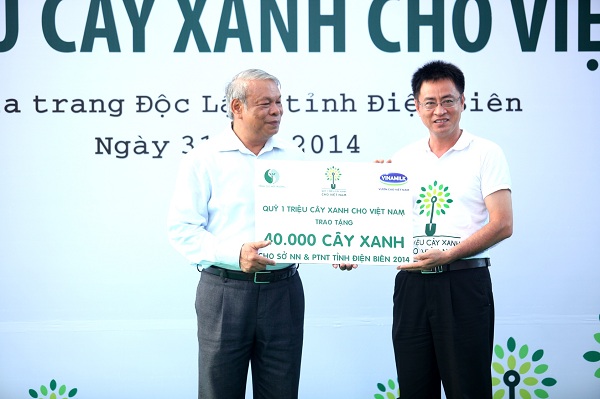 &Ocirc;ng Trần Phong, Gi&aacute;m Đốc Trung t&acirc;m Đ&agrave;o tạo v&agrave; truyền th&ocirc;ng m&ocirc;i trường - T&ocirc;̉ng cục M&ocirc;i trường trao bảng t&agrave;i trợ tượng trưng 40.000 c&acirc;y xanh  cho đại diện Sở N&ocirc;ng Nghiệp v&agrave; Ph&aacute;t triển n&ocirc;ng th&ocirc;n tỉnh Điện Bi&ecirc;n.