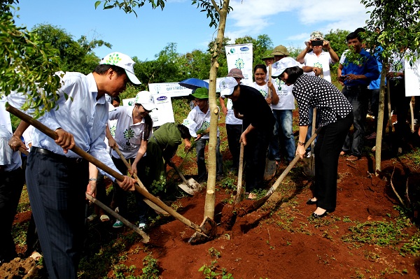 Đại diện l&atilde;nh đạo c&aacute;c Bộ Ban ng&agrave;nh, l&atilde;nh đạo địa phương v&agrave; Vinamilk c&ugrave;ng tham gia trồng c&acirc;y với Quỹ 1 triệu c&acirc;y xanh cho Việt Nam tại Điện Bi&ecirc;n