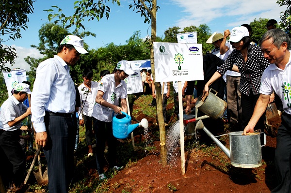 Đại diện l&atilde;nh đạo c&aacute;c Bộ Ban ng&agrave;nh, l&atilde;nh đạo địa phương v&agrave; Vinamilk c&ugrave;ng tham gia trồng c&acirc;y với Quỹ 1 triệu c&acirc;y xanh cho Việt Nam tại Điện Bi&ecirc;n
