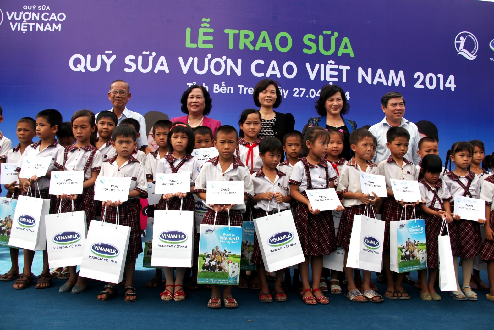 Quỹ sữa Vươn cao Việt Nam đến với trẻ em ngh&egrave;o tỉnh Bến Tre