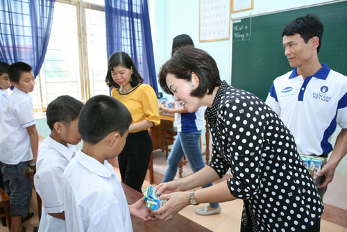 B&agrave; B&ugrave;i Thị Hương - Gi&aacute;m đốc điều h&agrave;nh Vinamilk trao sữa trực tiếp cho trẻ em Quảng B&igrave;nh