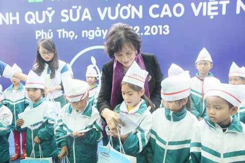 B&agrave; Nguyễn Thị Kim Ng&acirc;n - Ủy vi&ecirc;n Bộ ch&iacute;nh trị, Ph&oacute; chủ tịch Quốc hội trao tặng sữa cho trẻ em ngh&egrave;o tỉnh Ph&uacute; Thọ