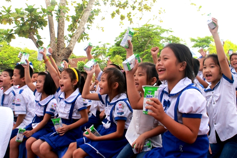 Niềm vui uống sữa của trẻ em huyện đảo C&ocirc; T&ocirc;, Quảng Ninh