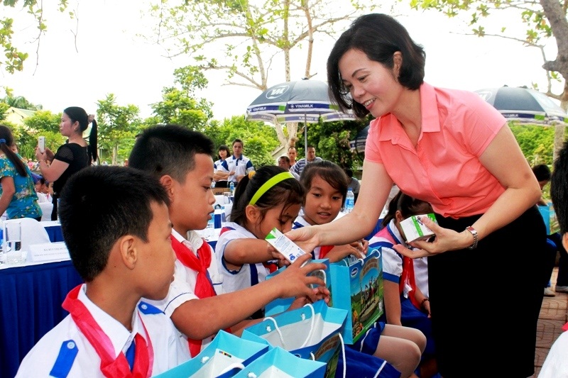 B&agrave; B&ugrave;i Thị Hương, Gi&aacute;m Đốc Điều H&agrave;nh Vinamilk trao tặng sữa trực tiếp cho c&aacute;c em học sinh tại Nghệ An