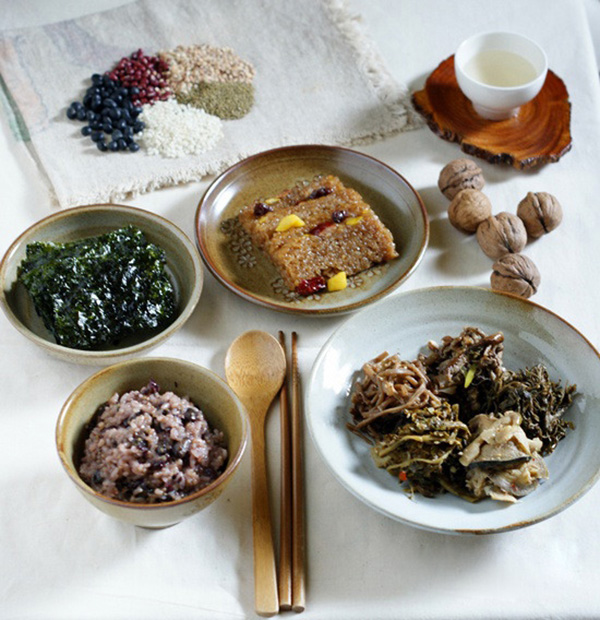 M&acirc;m cơm ng&agrave;y rằm th&aacute;ng Gi&ecirc;ng ở H&agrave;n Quốc