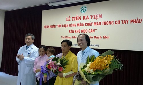Bệnh nhi bị rắn độc cắn trong lễ tiễn ra viện tại khoa nhi bệnh viện Bạch Mai