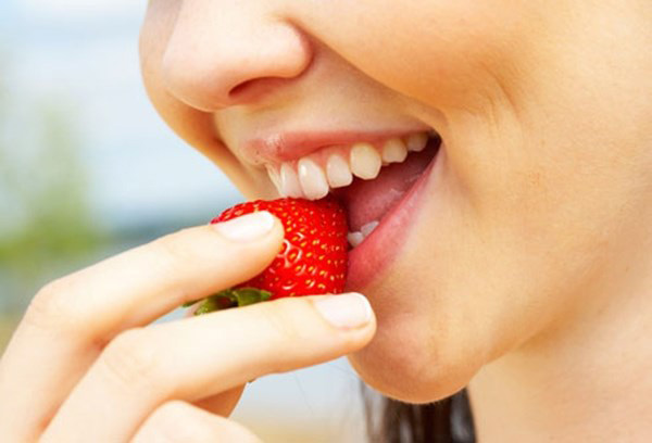 Dâu tây có tác dụng làm trắng răng Dâu tây có tác dụng làm trắng răng