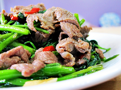  N&ecirc;n ăn rau muống x&agrave;o thịt b&ograve; ngay l&uacute;c n&oacute;ng để c&oacute; thể cảm nhận hết vị ngọt ngon