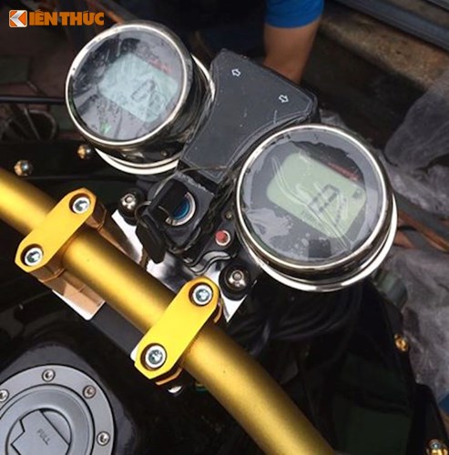 Bản đồng hồ của chiếc xe 4 bánh này có dạng 2 đồng hồ tròn như nhiều mẫu xe máy cổ điển, nhưng lại có 2 màn hình LED thay vì mặt kim chỉ báo. Bên dưới là ghi-đông rộng bằng nhôm.