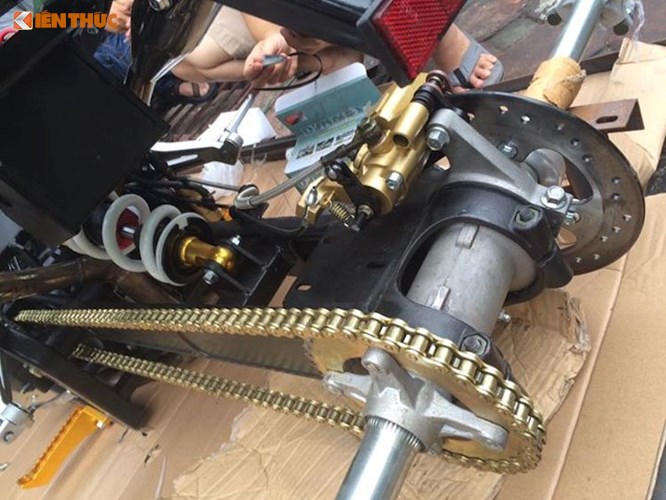 Chiếc xe được dẫn động cầu sau thông qua hệ thống truyền tải bằng xích. Tuy nhiên do không có vi sai nên mẫu mô tô 4 bánh này khó có thể hoạt động tốt trên địa hình.