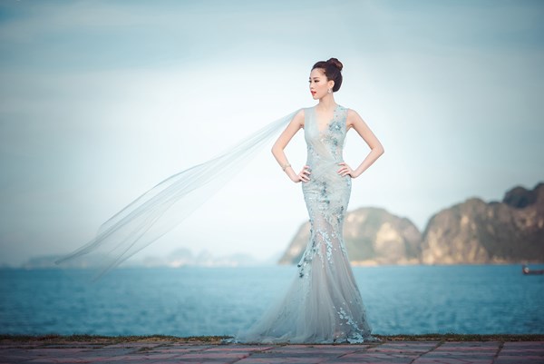 Người đẹp mặc bộ đầm xuyên thấu màu xanh nước biển vô cùng quyến rũ, khoe vóc dáng xinh đẹp giữa khung cảnh biển trời Hạ Long, đã theo sát các hoạt động của vòng chung khảo phía Bắc trong những ngày qua mặc dù công việc của cô rất bận rộn.