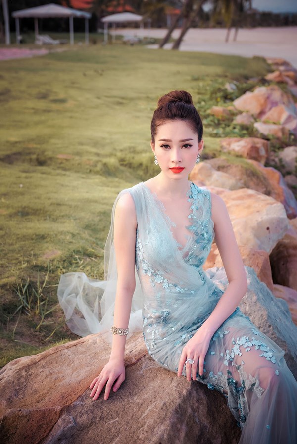 Vẻ đẹp không tì vết của HHVN 2012 giữa khung cảnh biển nước thực sự làm xao xuyến lòng người.