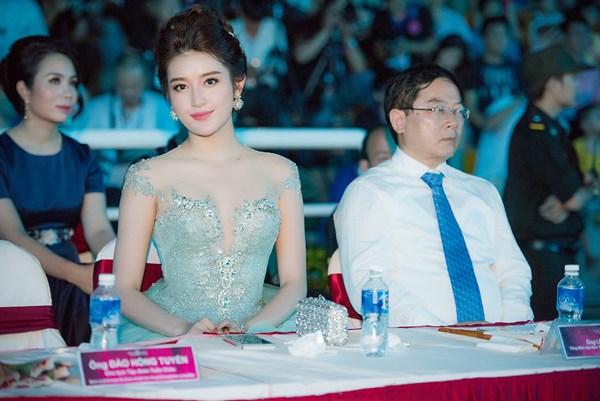 Á hậu Việt Nam 2012 Huyền My cũng xuất hiện đầy xinh đẹp trong đêm chung khảo.