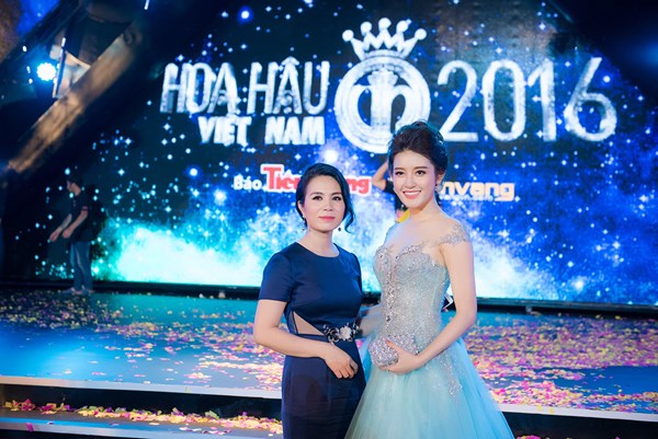 Người đẹp cũng được mời lên sân khấu để chia sẻ về những cảm xúc và kinh nghiệm sau 2 năm.