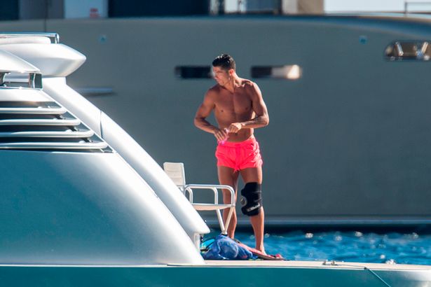 Việc Ronaldo yêu màu hồng, lại thêm mối quan hệ thân thiết bị đồn thổi với “trai đẹp” – võ sĩ Badr Hari khiến phái đẹp không khỏi lăn tăn về tay săn bàn thượng thặng này.