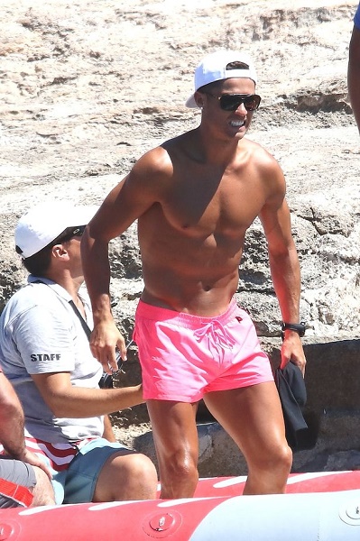 Kể từ khi chia tay Irina Shayk vào đầu 2015, đến nay Ronaldo vẫn chưa có bạn gái chính thức, càng khiến phái nữ “phát sốt” vì anh.